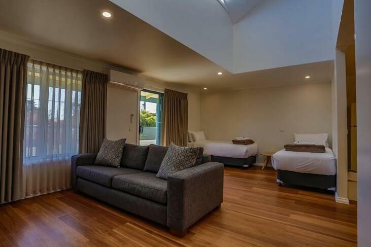 Phillip Island Off-Track Accommodation Cowes Exterior photo